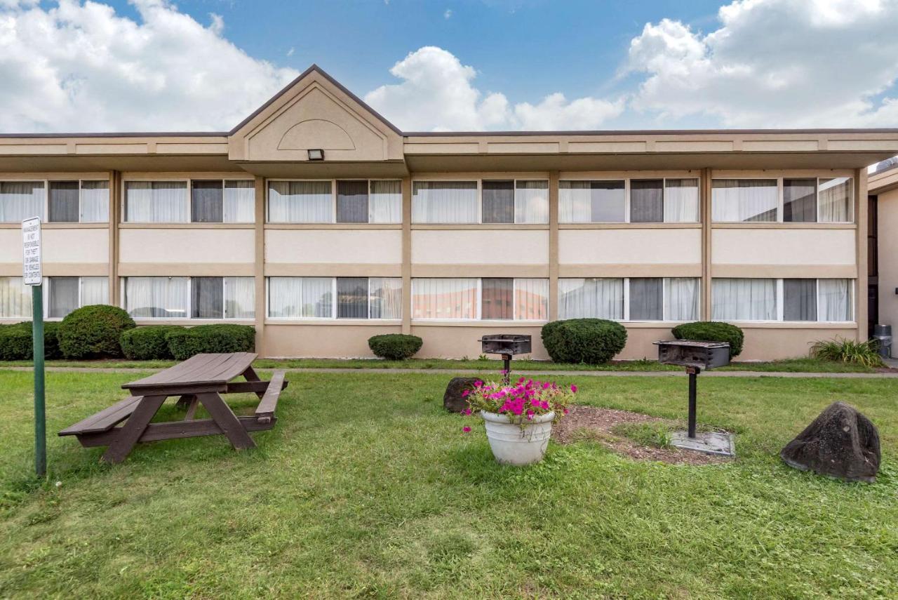 Quality Inn & Suites Vestal Binghamton Near University Экстерьер фото