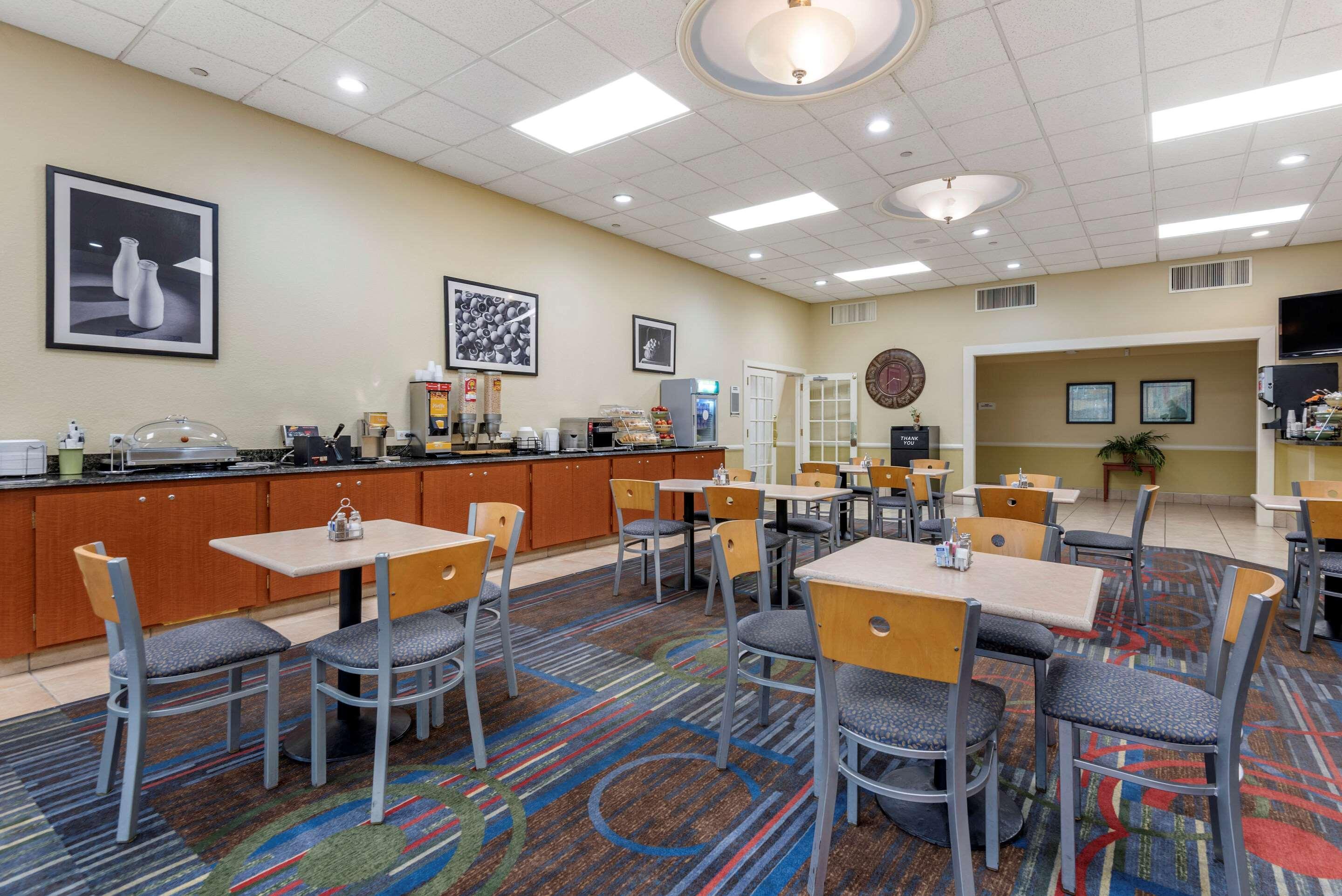 Quality Inn & Suites Vestal Binghamton Near University Экстерьер фото