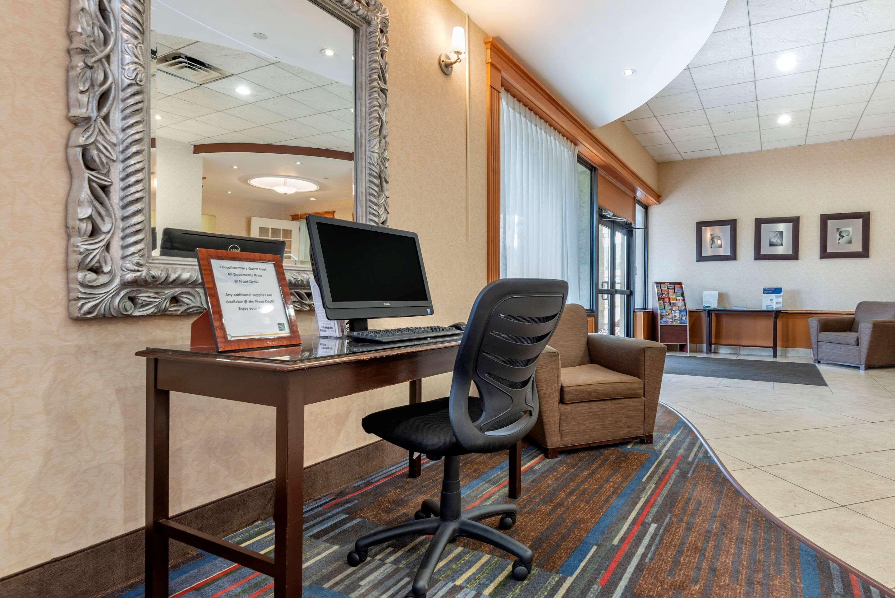Quality Inn & Suites Vestal Binghamton Near University Экстерьер фото
