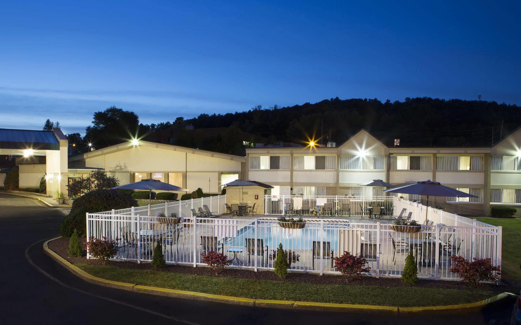 Quality Inn & Suites Vestal Binghamton Near University Экстерьер фото